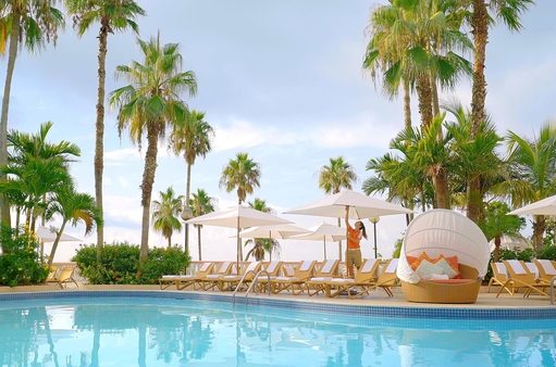Bermuda Shorts All Year Long! Innovative Temperature Guarantee for Vacation at Fairmont Southampton Fairmont Southampton Bermuda Resort Pool