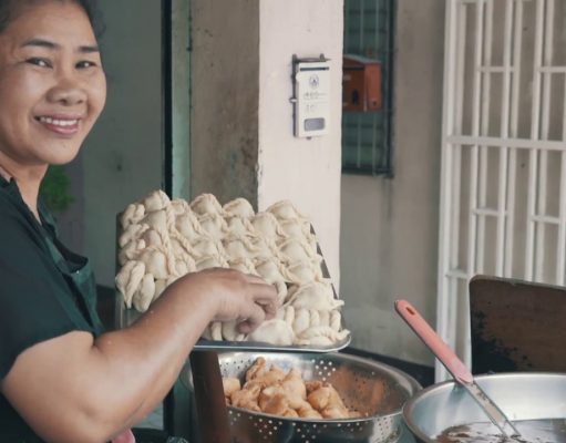 Where do you get the best curry puffs in Chiang Mai? Watch This!