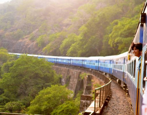 4 Tips to Make Your Traveling Easier travel by train