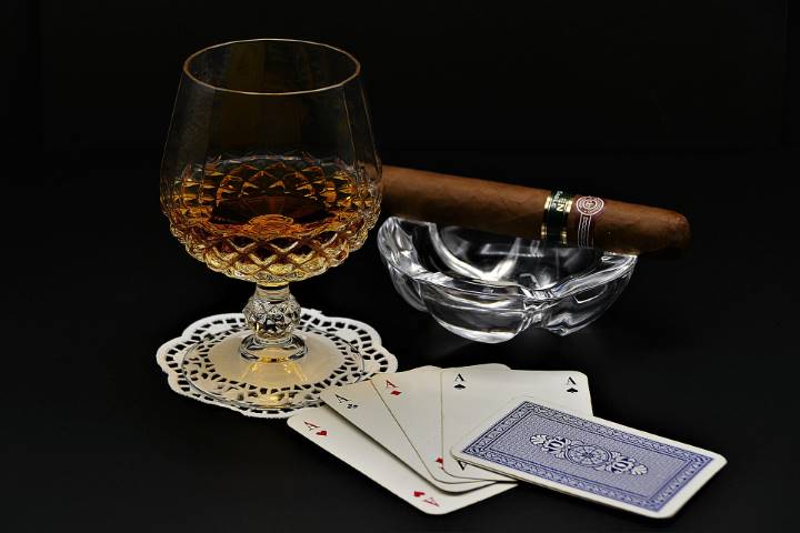 https://drifttravel.com/wp-content/uploads/2021/01/cognac-3870510_1920.jpg