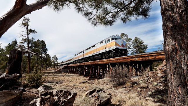 train going through the Grand Cayon