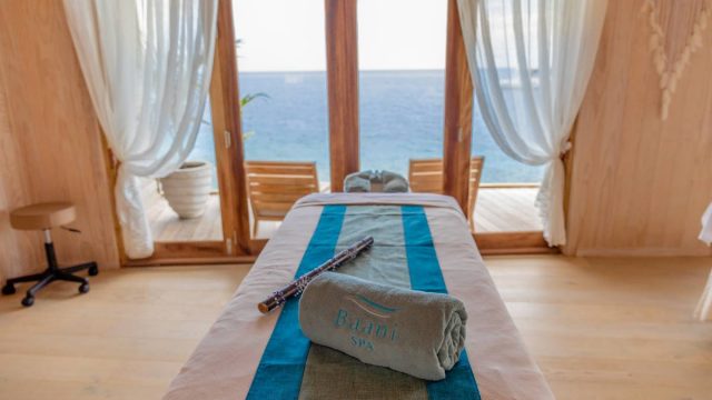 maldives spa looking out over the ocean