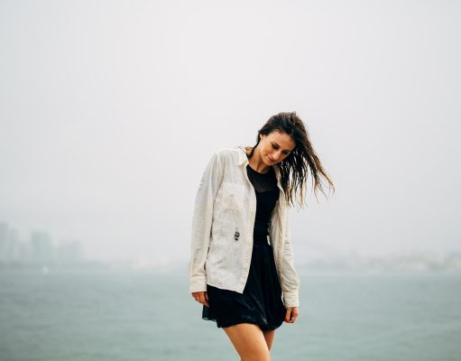 5 Best Fashion Items For an Aussie Vacation girl travelling in Australia