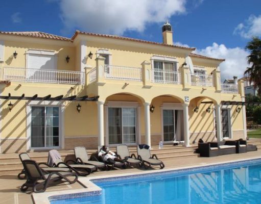 8 Advantages to Renting a Private Pool Villa
