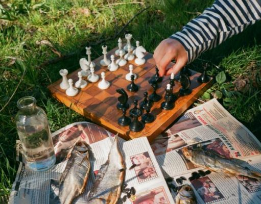 Top Games You Can Play With Your Family While On A Weekend Getaway playing chess while on a picnic