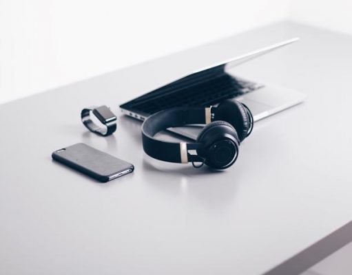9 Hacks On How To Travel With Electronic Devices