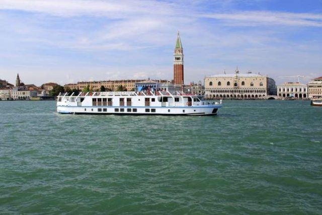 La Bella Vita - Cruising in Venice