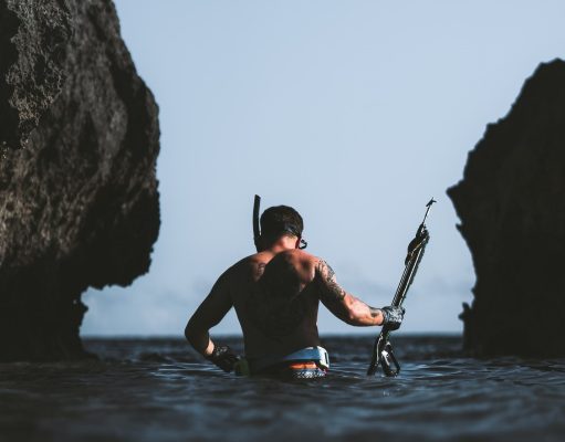 How to Start Spearfishing: A Guide for Novice Anglers man spearfishing