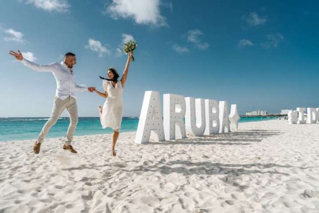 wedding couple on beach in Aruba
