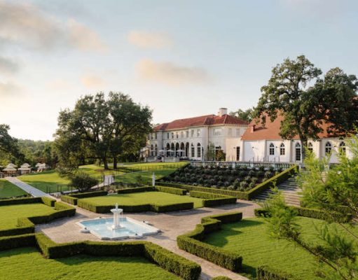 Best Hotels for Super Fans of MLB/NFL/NBA Commodore Perry Estate sunken garden