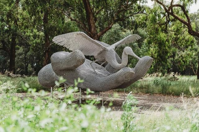 Sculpture en bas du Lachlan