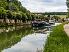 Solo Travelers Making Friends on Luxury Hotel Barge Cruises