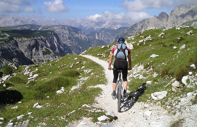 Los beneficios del ciclismo de montaña y cómo mejorar su experiencia de viaje