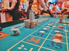 How can you have an amazing gambling experience while traveling around Canada?