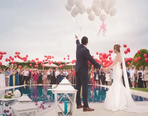 Destination Weddings: Who Pays for What – A Clear Guide to Handling Expenses couple releasing balloons at their wedding