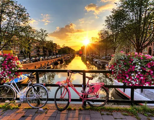 Picture locations during your canal cruise in Amsterdam