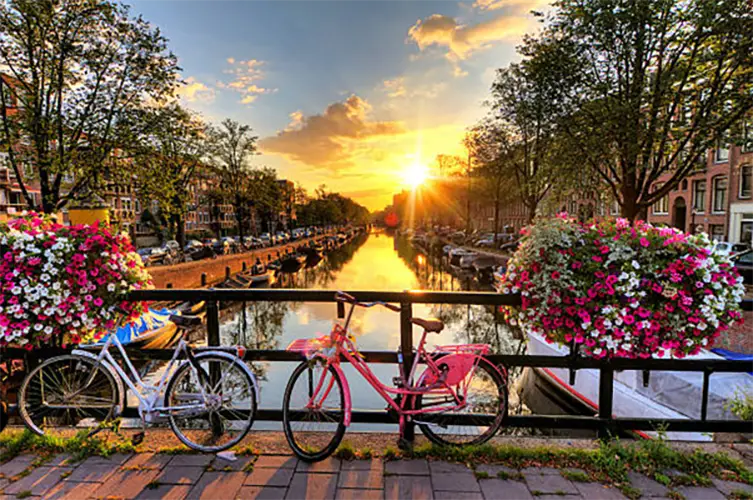 Picture locations during your canal cruise in Amsterdam