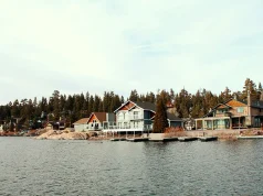 Lakefront Living: The Allure of Luxury Properties on the Water’s Edge