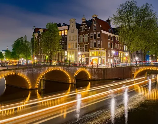 Exploring Amsterdam’s Enchanting Canals: A Must-Do Experience
