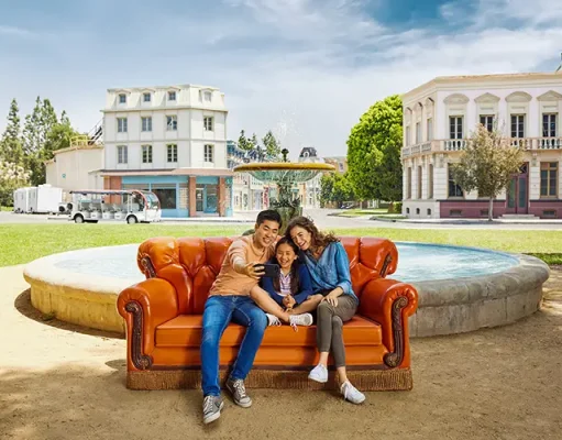 Warner Bros. Studio Tour Hollywood Brings Back Friendsgiving Event for 30th Anniversary