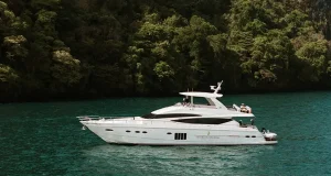 How much does it cost to rent a yacht in Antibes