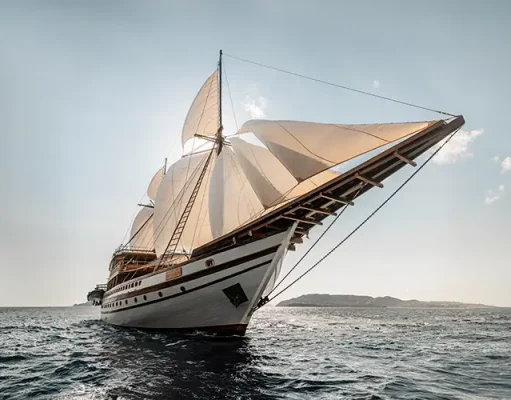 The world’s largest, most luxurious phinisi yacht, Prana by Atzaró, announces new Whale Sharks & Dragons Expedition for 2025