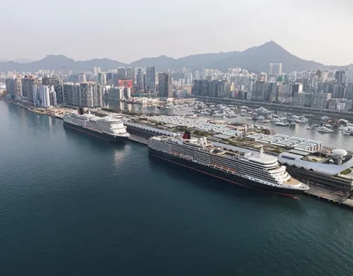 Queen Elizabeth joins Queen Anne in Hong Kong