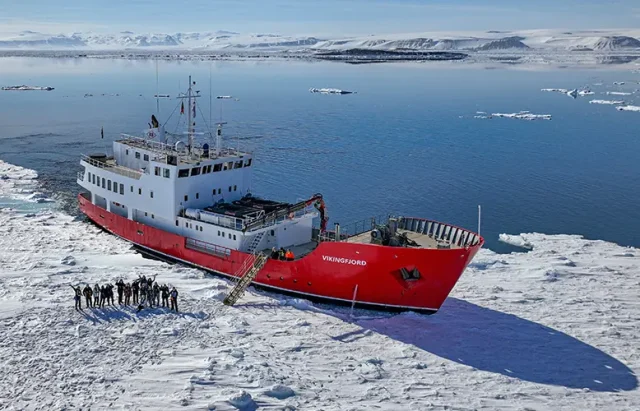 Group-photo-Vikingfjord-landscape-Ice-Wahlbergoya-Svalbard-Ross-Dixon-Secret-Atlas copy