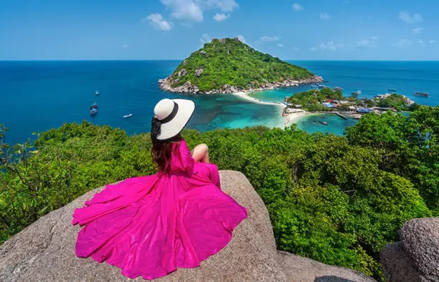 beautiful-girl-sitting-viewpoint-koh-nangyuan-island-near-koh-tao-island-surat-thaini-thailand copy