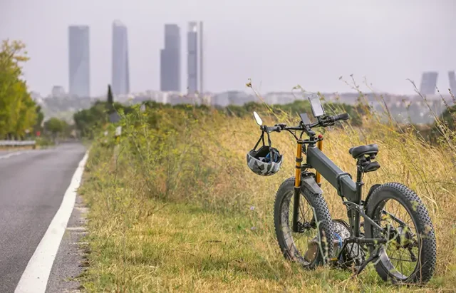 mountain-bikes-equipped-with-electric-motor-that-assists-pedaling copy
