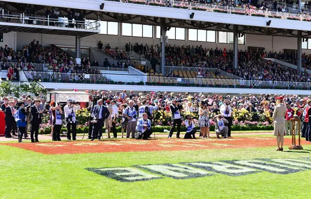 1618px-2013_Melbourne_Cup_(10705853945) copy