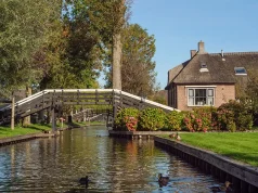 Giethoorn and the Quiet Waterways