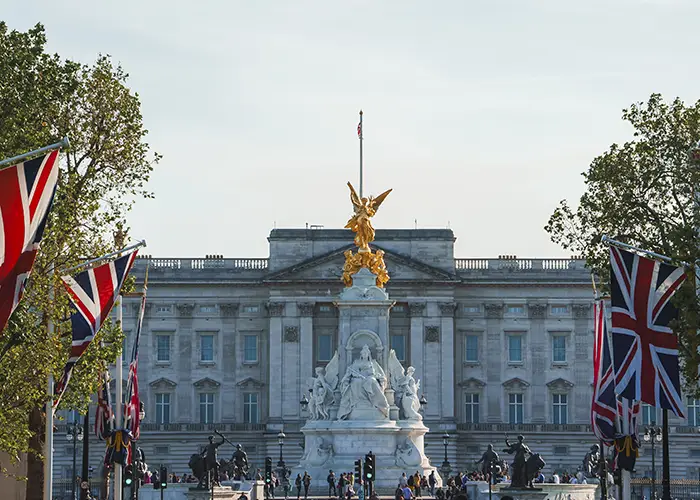 golden-angel-victoria-memorial-front-buckingham-palace copy
