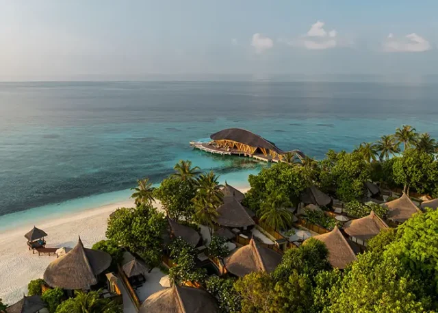 Banyan Tree Vabbinfaru - Thatch-roof Villa overview (3) copy