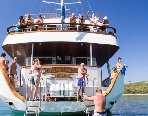 Small Ships vs. Large Cruisers: A Practical Guide to Navigating the Adriatic