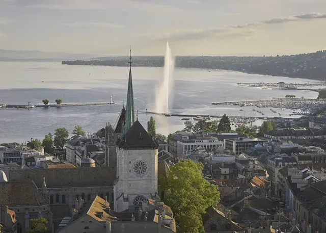 Cathedrale Saint-Pierre et le Jet d Eau vu du Ciel copy