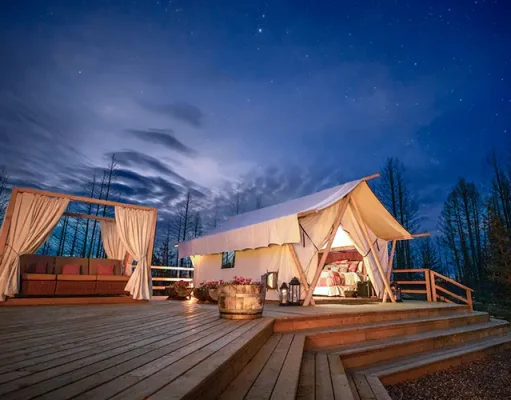 The New Luxury: Four Escapes With Front-Row Views of the Night Sky Starry sky over glamping camp