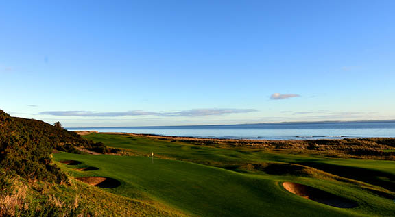 A golf course with a green field and a blue sky. Description generated by AI