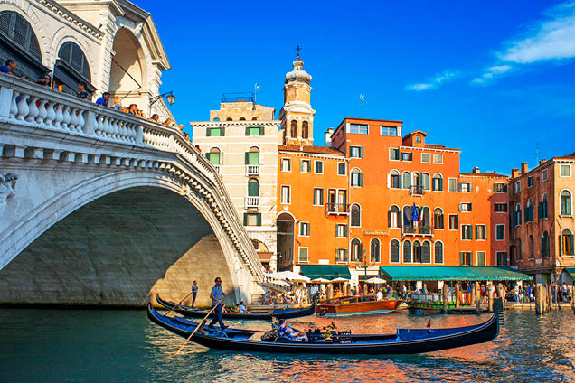 Rialto bridge. Gondolas, with tourists, on the Grand Canal, next to the Fondamenta del Vin, Venice, UNESCO, Veneto, Italy, Europe