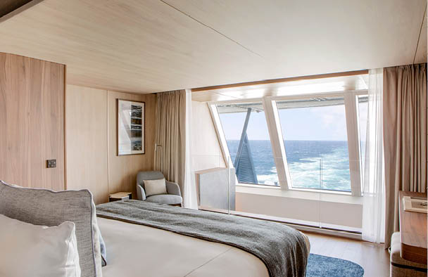  l’arri re des ponts 6 et 7 se trouvent quatre suites Duplex  tonnantes, de 94 m², avec terrasses priv es et jacuzzi. / Behind decks 6 and 7 are four stunning Duplex Suites, measuring 94m², with private terraces and Jacuzzi.