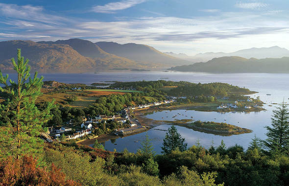 LOOKING DOWN TO PLOCKTON ON THE SOUTH SIDE OF LOCH CARRON, FROM A HEATHER COVERED HILLSIDE ABOVE THE VILLAGE, HIGHLAND. PIC: P.TOMKINS/VisitScotland/SCOTTISH VIEWPOINT Tel: +44 (0) 131 622 7174  Fax: +44 (0) 131 622 7175 E-Mail : info@scottishviewpoint.com This photograph can not be used without prior permission from Scottish Viewpoint. 
