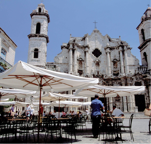 Restaurante el Patio sprawls out over the Plaza de la Cathedral