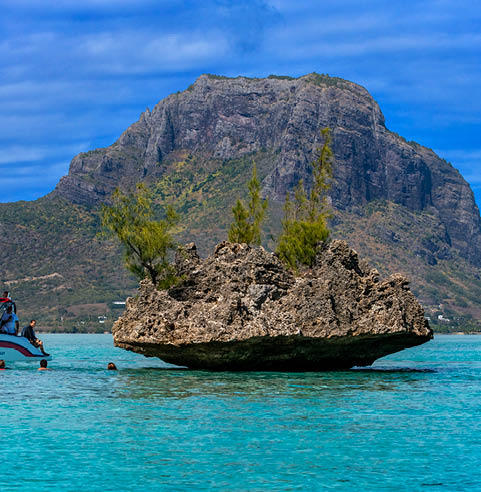Le Rocher de Beniti res or Crystal Rock in l'Ile aux B nitiers in the turquoise waters of the Indian Ocean at Le Morne, Mauritius island